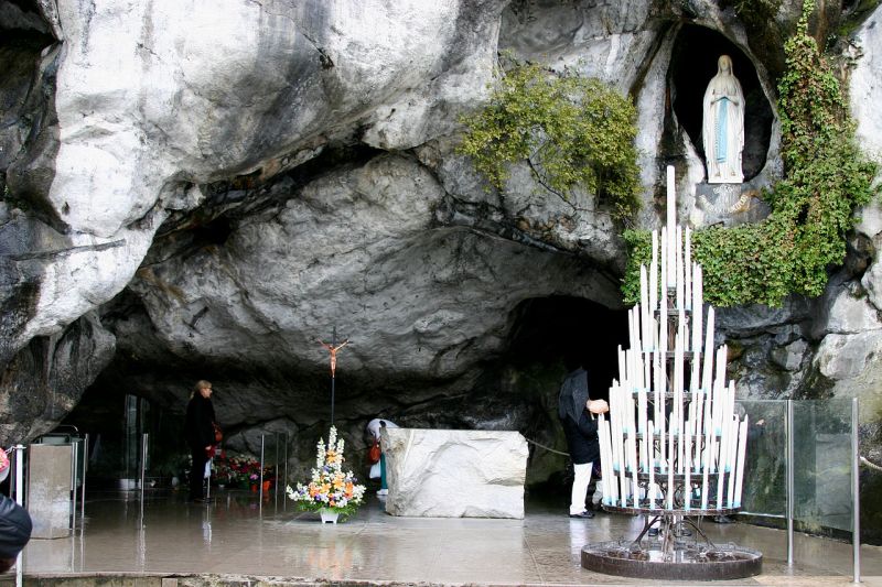 Datei:Grotto of Lourdes - Lourdes.JPG